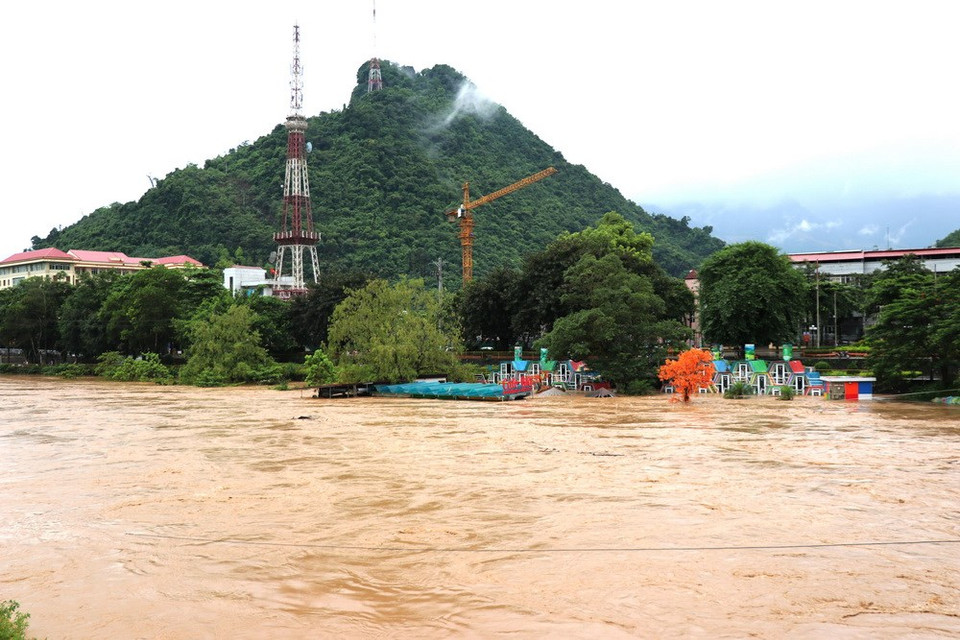 Heavy rains together with a large volume of water discharged from hydro-power plants raise water level in Lo River, causing flood. (Photo: VNA)