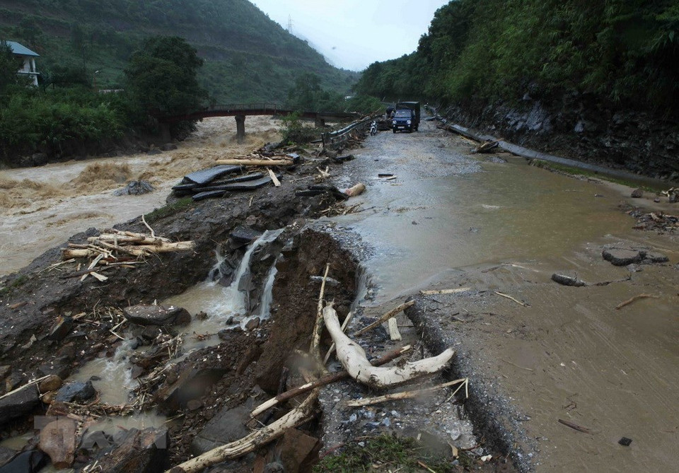 Highway 4D connecting Lai Chau and Lao Cai was severely damaged in the section passing Chu Va 12 Village, Tam Duong district. (Photo: VNA)