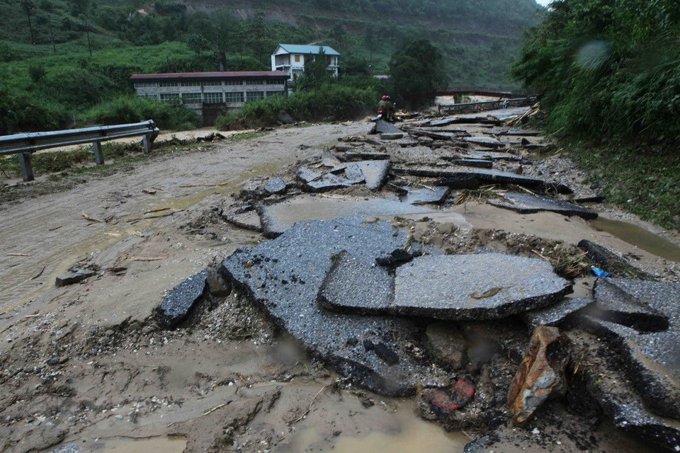 Highway 4D connecting Lai Chau and Lao Cai was severely damaged in the section passing Chu Va 12 Village, Tam Duong district. (Photo: VNA)