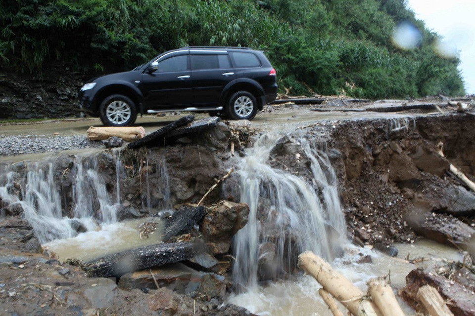 Highway 4D connecting Lai Chau and Lao Cai was severely damaged in the section passing Chu Va 12 Village, Tam Duong district. (Photo: VNA)