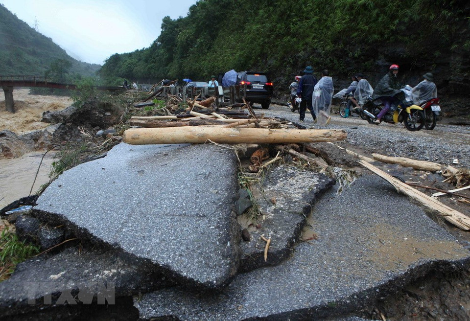 Highway 4D connecting Lai Chau and Lao Cai was severely damaged in the section passing Chu Va 12 Village, Tam Duong district. (Photo: VNA)