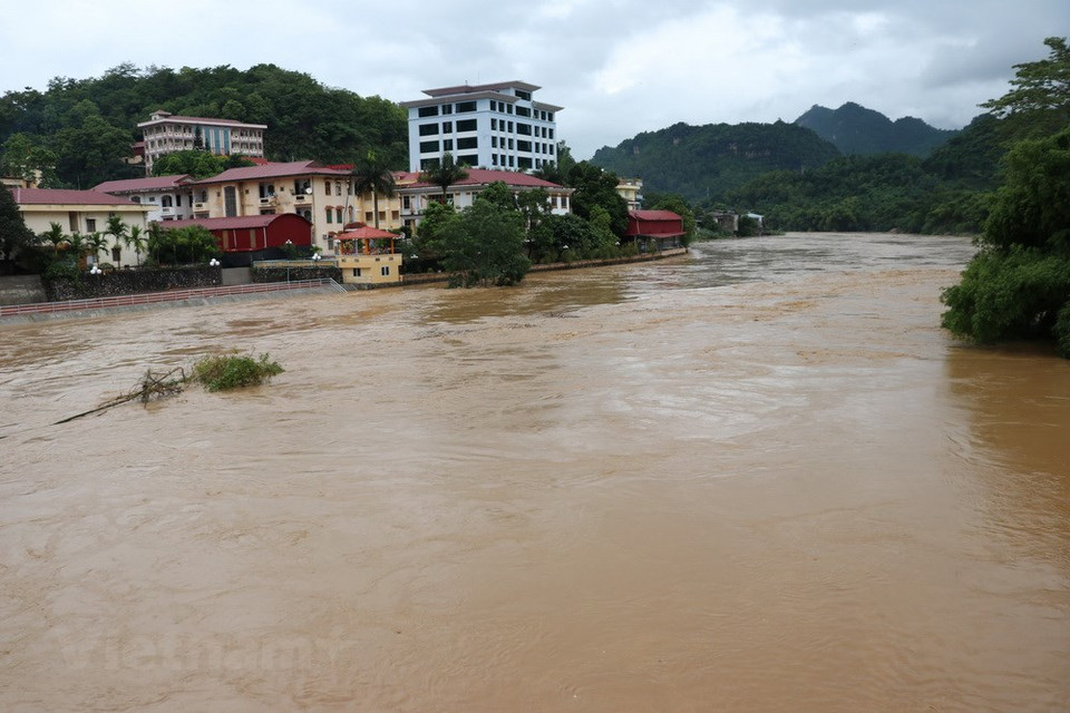 Heavy rains together with a large volume of water discharged from hydro-power plants raise water level in Lo River, causing flood. (Photo: VNA)