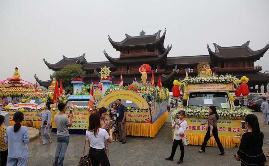 A parade of vehicles decorated with flowers takes place as part of UN Day of Vesak celebrations ( Photo: VNA)