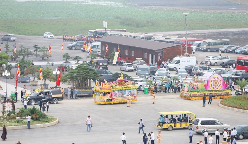 Cars decorated with flowers move to Tam Chuc Pagoda where the UN Day of Vesak celebrations will take place (Photo: VNA)
