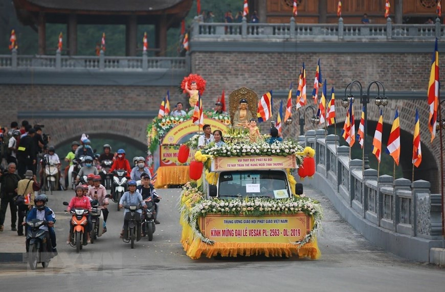 A parade of vehicles decorated with flowers takes place as part of UN Day of Vesak celebrations ( Photo: VNA)