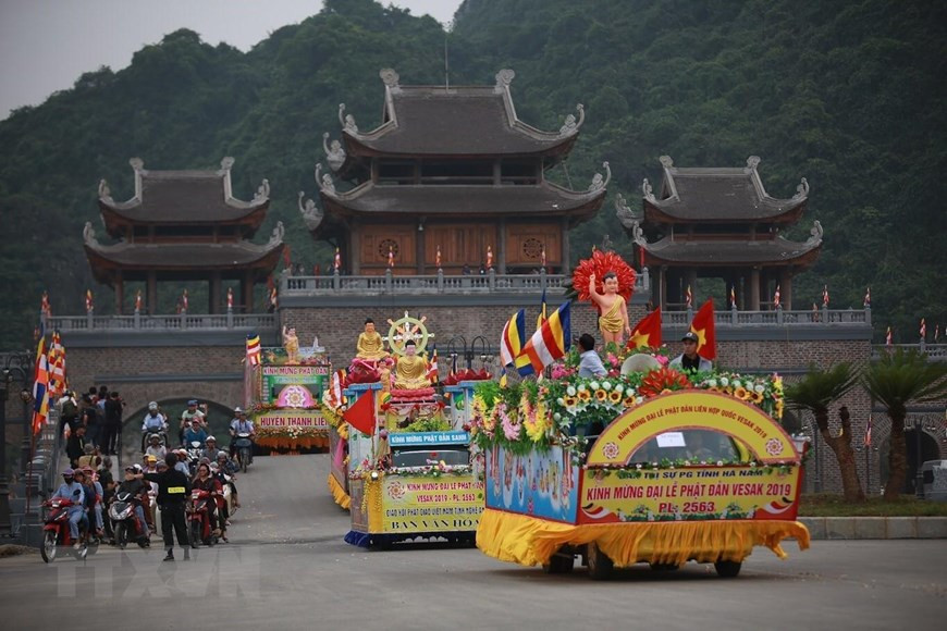 A parade of vehicles decorated with flowers takes place as part of UN Day of Vesak celebrations (Photo: VNA) 