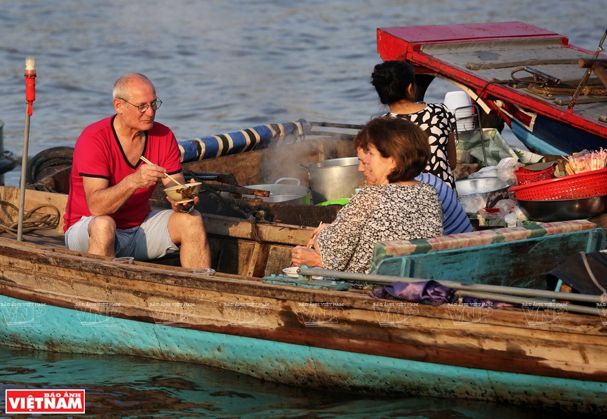 Cai Rang Floating Market traditionally sells all kinds of fruits and vegetables, and recently adds coffee, breakfast dishes and even lottery tickets (Photo: VNA)