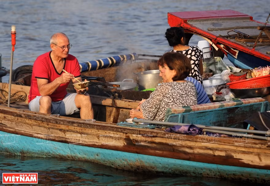 Cai Rang Floating Market traditionally sells all kinds of fruits and vegetables, and recently adds coffee, breakfast dishes and even lottery tickets (Photo: VNA)