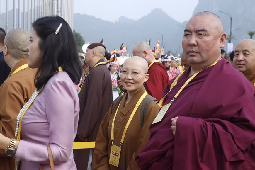 Monks, nuns, Buddhist followers and international delegates to the opening ceremony of Vesak celebrations (Photo: VNA)
