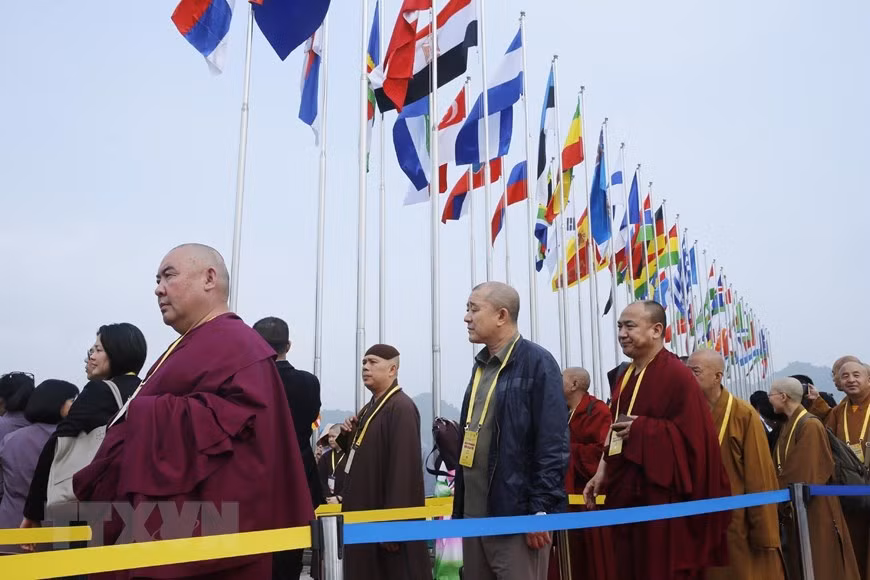 Monks, nuns, Buddhist followers and international delegates to the opening ceremony of Vesak celebrations (Photo: VNA)