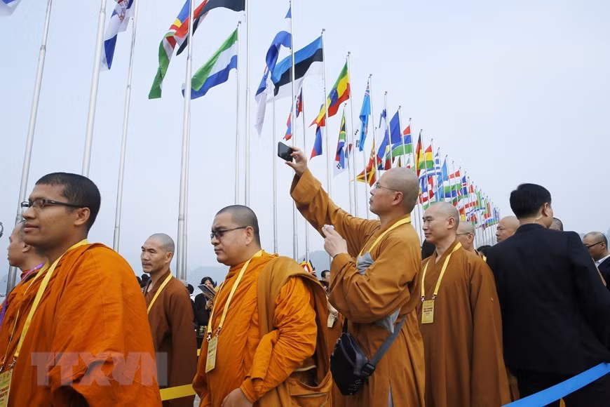 Monks, nuns and Buddhist followers before the opening ceremony of Vesak celebrations (Photo: VNA)