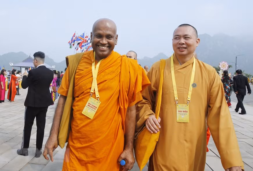 Monks, nuns and Buddhist followers before the opening ceremony of Vesak celebrations (Photo: VNA)