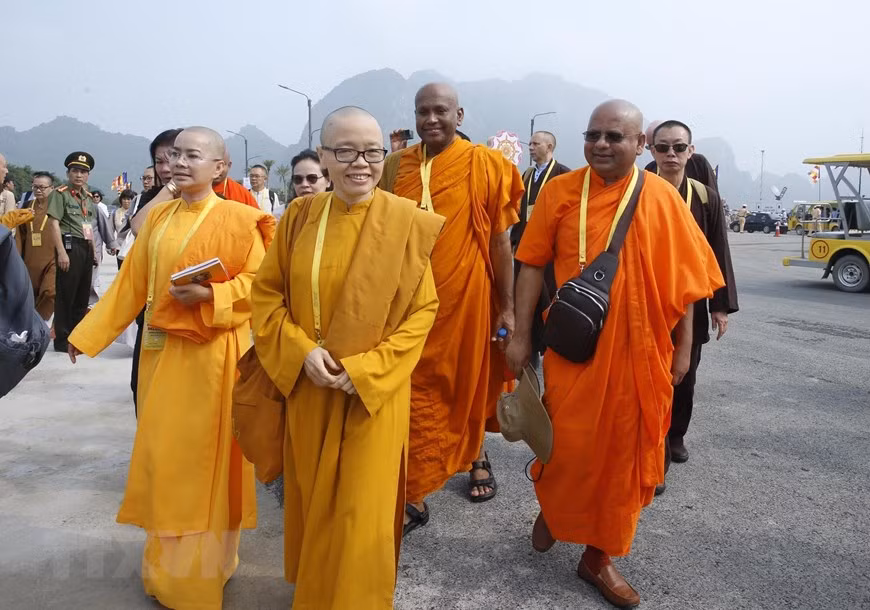 Monks, nuns and Buddhist followers before the opening ceremony of Vesak celebrations (Photo: VNA)