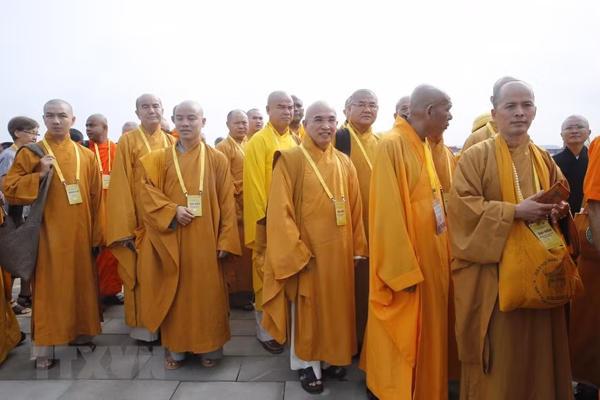 Monks, nuns and Buddhist followers before the opening ceremony of Vesak celebrations (Photo: VNA)