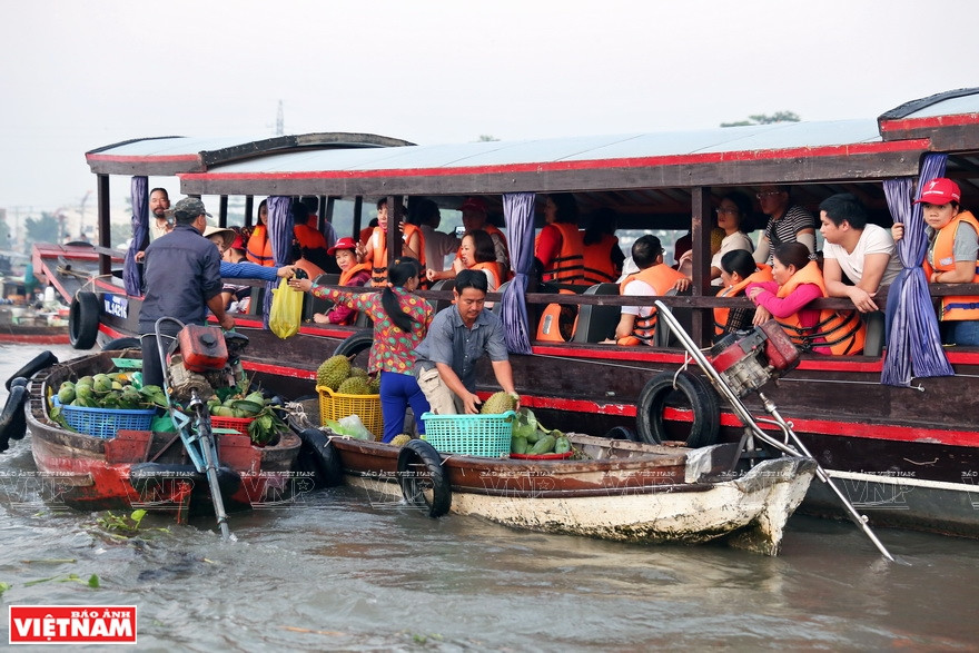 Cai Rang Floating Market is rated as one of the most impressive markets in the world (Photo: VNA)