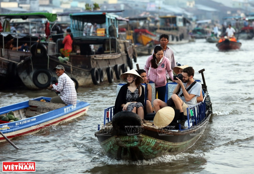Cai Rang Floating Market market is a top tourism destination in Can Tho city, where local and foreign tourists go to learn about the colourful life on the river (Photo: VNA)