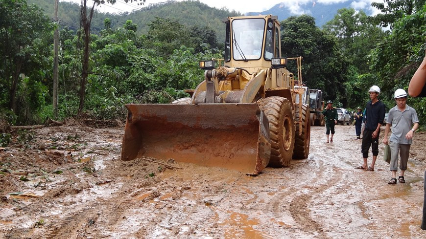 The incident in Quang Tri province occurred at 1:25am on Oct. 18 in Cop hamlet where 27 officers and soldiers of Defence - Economic Division 337 under Military Zone 4 stayed to help local residents overcome disaster consequences. Five of them have been saved. In the photo: Efforts are made to find victims in mountain landslide hitting army barracks. (Photo: VNA)