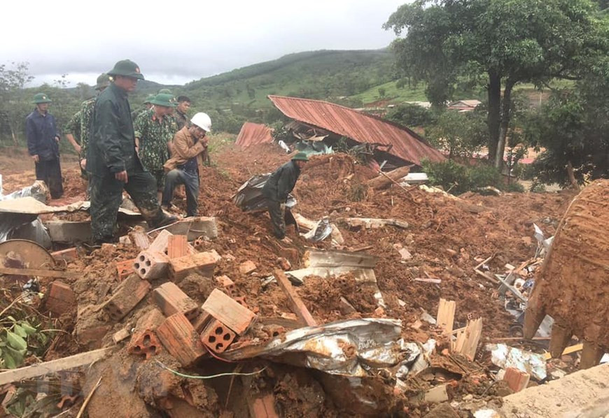 Search and rescue forces work to find officers and soldiers who were missing after a landslide engulfed their base in the mountainous area of Quang Tri province (Photo: VNA)