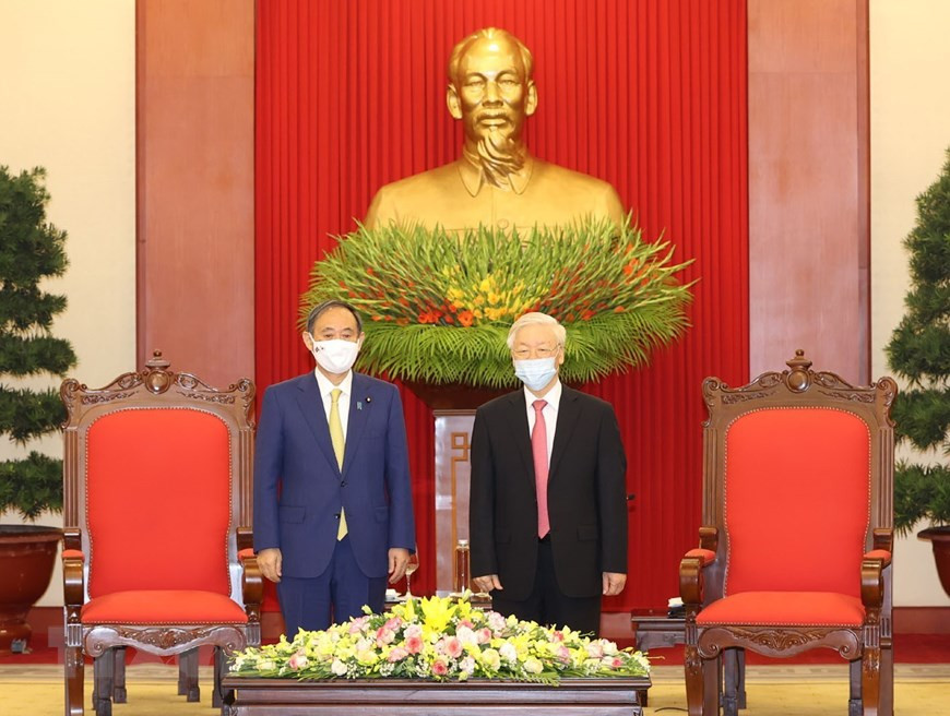 Party General Secretary and President Nguyen Phu Trong (R) and Japanese Prime Minister Suga Yoshihide (Photo: VNA)