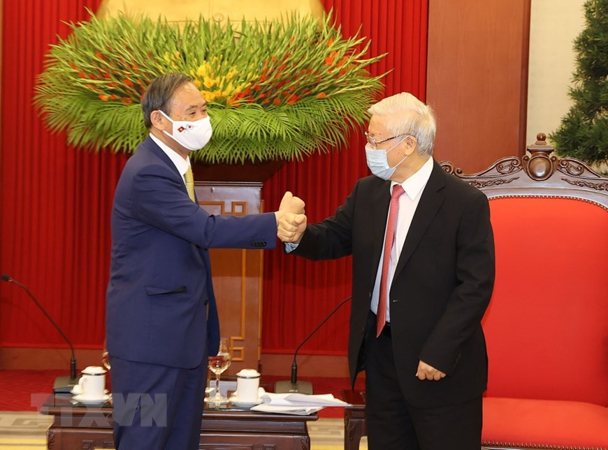 Party General Secretary and President Nguyen Phu Trong receives Japanese Prime Minister Suga Yoshihide as part of the latter’s official visit to Vietnam at the invitation of Prime Minister Nguyen Xuan Phuc (Photo: VNA)