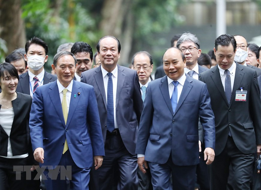 Also on October 19, Japanese Prime Minister Suga Yoshihide and Prime Minister Nguyen Xuan Phuc visit President Ho Chi Minh Relic Site inside Presidential Palace in Hanoi (Photo: VNA)