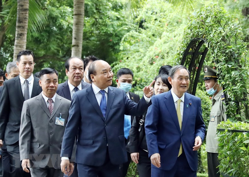Prime Minister Nguyen Xuan Phuc and Japanese Prime Minister Suga Yoshihide go sightseeing at President Ho Chi Minh Relic Site (Photo: VNA)