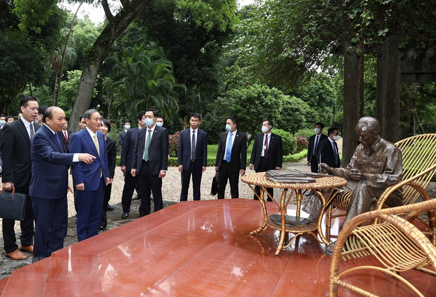 Prime Minister Nguyen Xuan Phuc and Japanese Prime Minister Suga Yoshihide visit President Ho Chi Minh Relic Site (Photo: VNA) 