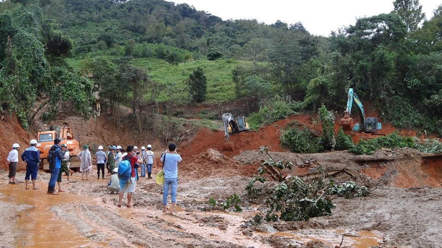 Landslide in Quang Tri province comes days after another mudslide killed 13, mostly soldiers, when they were carrying out rescue mission at Rao Trang 3 hydropower plant in flood-hit Thua Thien-Hue province (Photo: VNA)