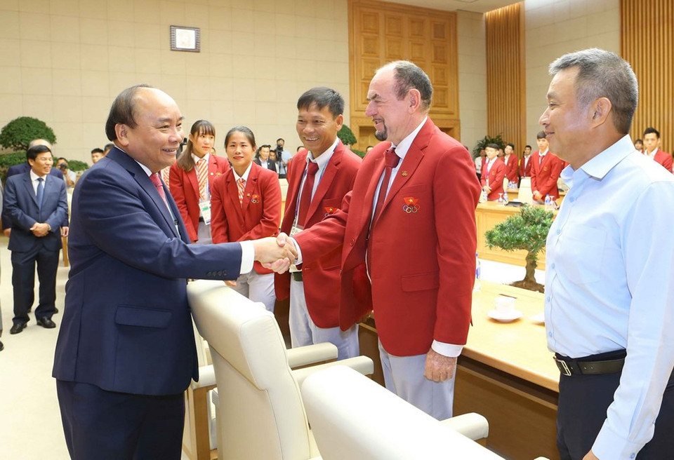 Prime Minister Nguyen Xuan Phuc shakes hands with outstanding athletes and coaches (Source: VNA) 