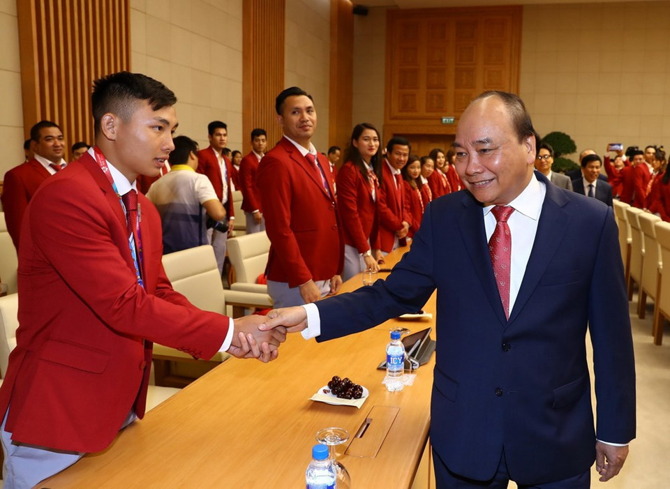 Prime Minister Nguyen Xuan Phuc shakes hands with outstanding athletes and coaches (Source: VNA)