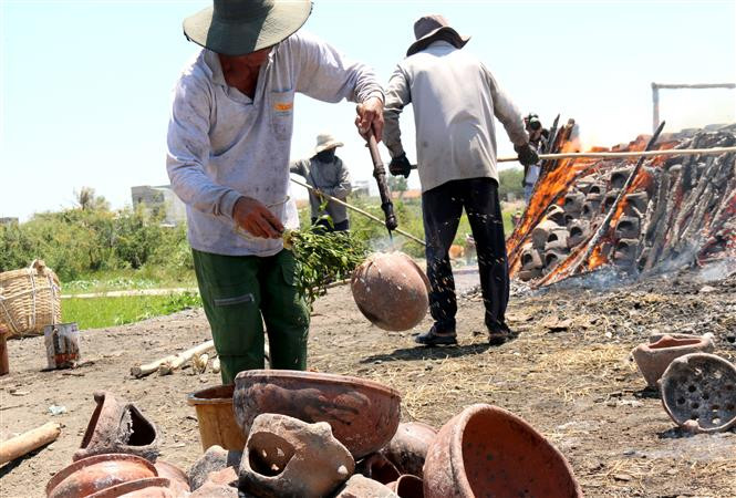 The time of firing depends on the size of the product. It takes one hour for a small pottery item and two or three hours for a bigger one (Photo:VNA)