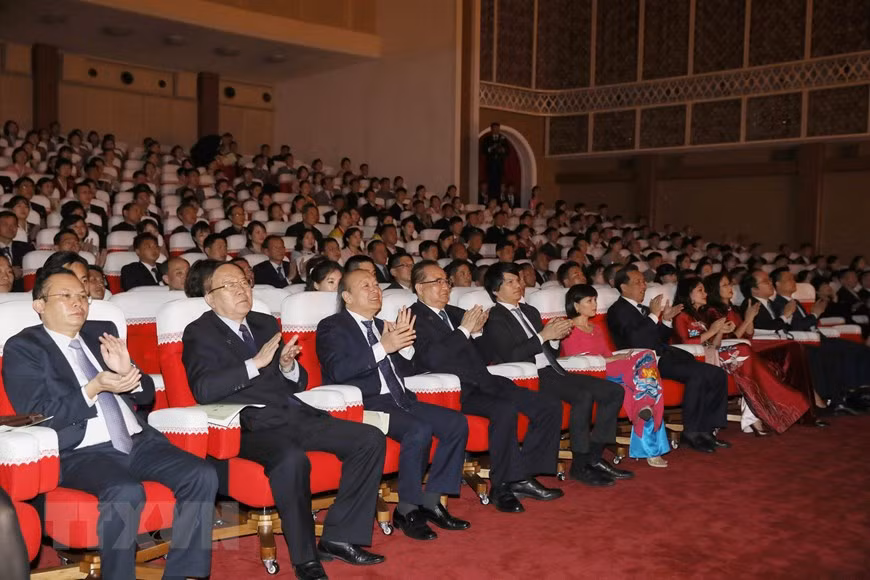 Vietnamese art troupe's performance wows DPRK audience (Photo:VNA)