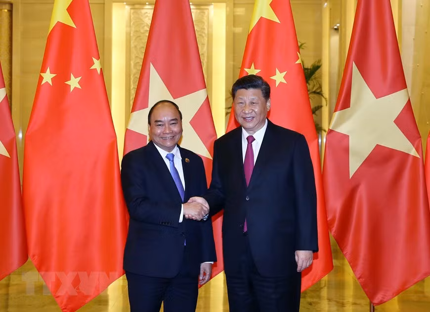 Prime Minister Nguyen Xuan Phuc (L) meets with General Secretary of the Communist Party of China and President of China Xi Jinping, Beijing, April 25 (Photo: VNA)