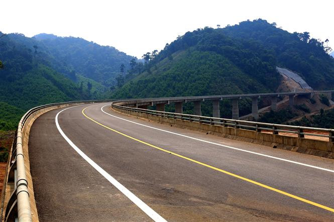 Construction work stretches 77 kilometres, beginning in La Son town, Phu Loc district, Thua Thien – Hue province, and ending at the intersection with the Da Nang – Quang Ngai Highway in Tuy Loan town, Da Nang city (Photo: VNA)