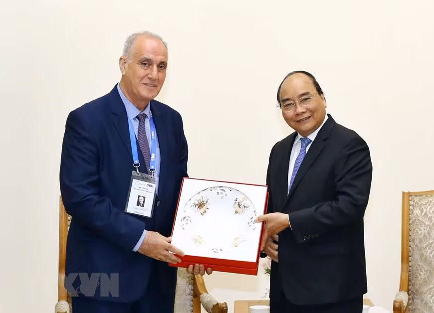 Prime Minister Nguyen Xuan Phuc presents a gift to OANA President Aslan Aslanov, who is also Chairman of the Board of the Azerbaijan State News Agency AZERTAC (Photo: VNA)