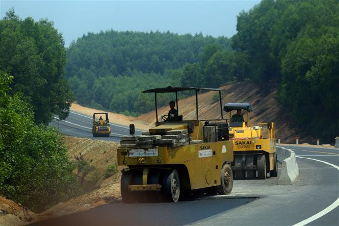 The La Son-Tuy Loan Highway project kicked off in December 2013 with investment totalling about 11.5 trillion VND (515.7million USD) (Photo: VNA)