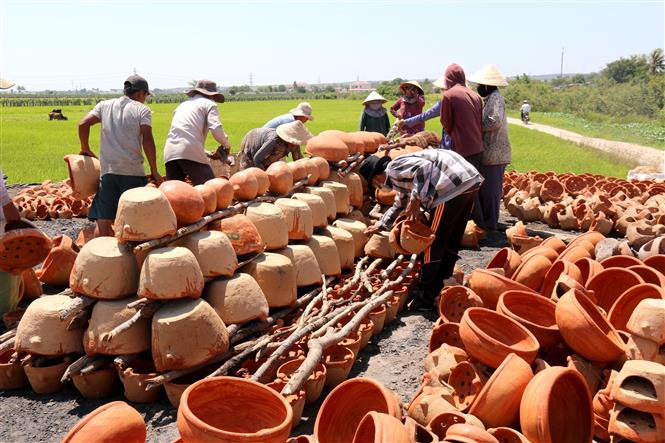 The products are exposed to the sun until dry and will be burned (Photo:VNA)