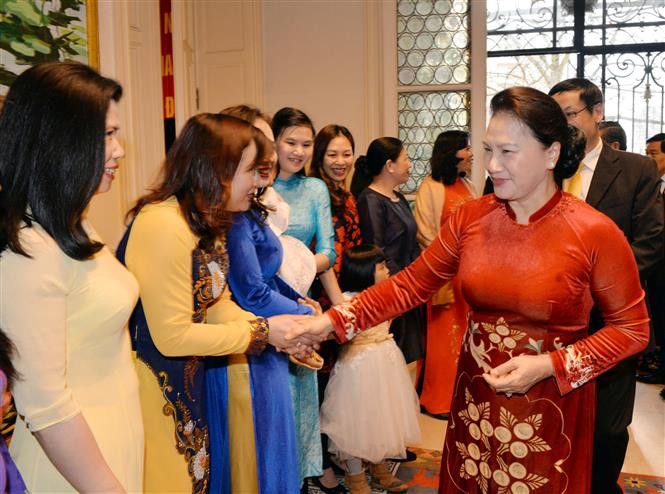 National Assembly Chairwoman Nguyen Thi Kim Ngan meets officials of the Vietnamese Embassy in Belgium and representatives of Vietnamese nationals living in the country (Photo: VNA)