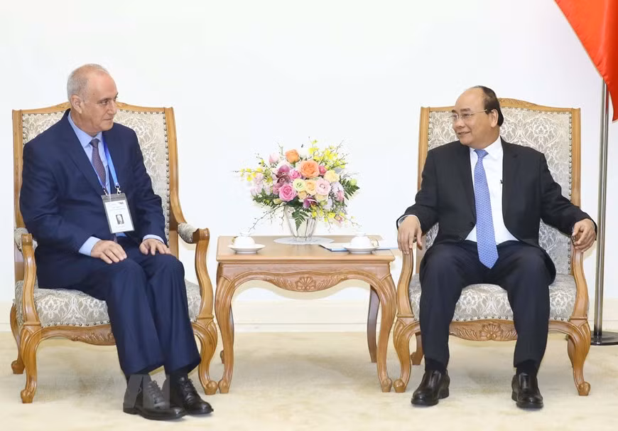Prime Minister Nguyen Xuan Phuc and OANA President Aslan Aslanov, who is also Chairman of the Board of the Azerbaijan State News Agency AZERTAC (Photo: VNA)