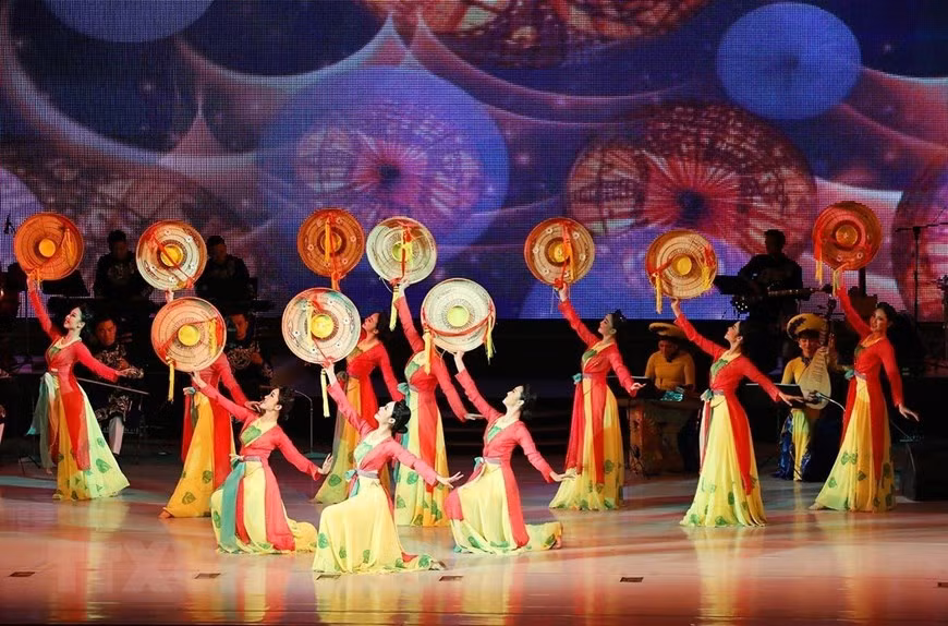 Many items imbued with Vietnamese traditional culture are staged in the performance (Photo:VNA)