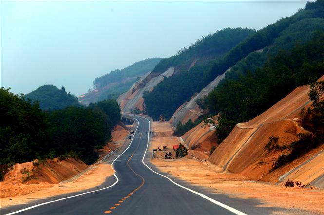 The La Son-Tuy Loan Highway will form part of the Ho Chi Minh Highway which is 3,183km long, and runs through 28 provinces and cities (Photo: VNA)