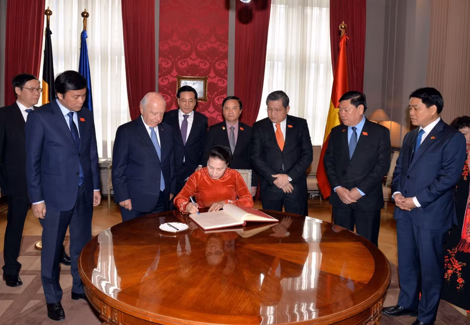 NA Chairwoman Nguyen Thi Kim Ngan writes in the memorial book at Belgian Senate (Photo: VNA)