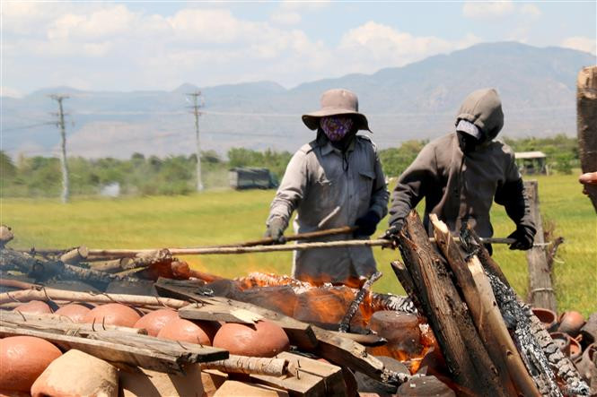Wood is wrapped around pottery products, with a layer of pottery alternating with a layer of wood (Photo: VNA)