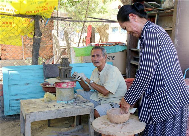 Go pottery products are renowned for being made entirely by hand (Photo: VNA)
