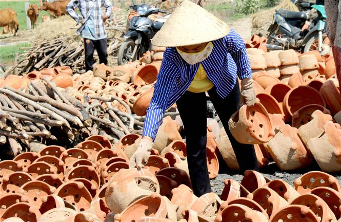 The pottery products made by Binh Duc villagers are often called Go (which means ‘pot’ in the Cham language) to distinguish them from the other pottery items in Vietnam. That’s why Binh Duc is also known as Go pottery village (Photo: VNA)