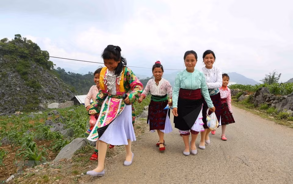 Young women put on their best traditional costumes and go to the Khau Vai love market. (Photo: VNA)