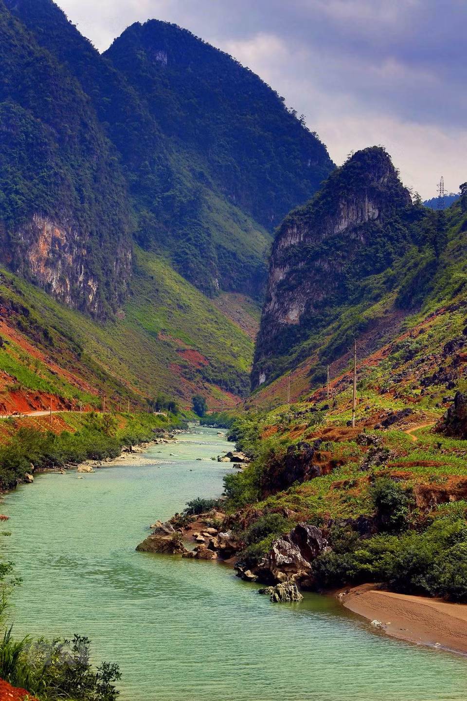 The calm and crystal-clear Nho Que river in summer days (Photo: VNA)