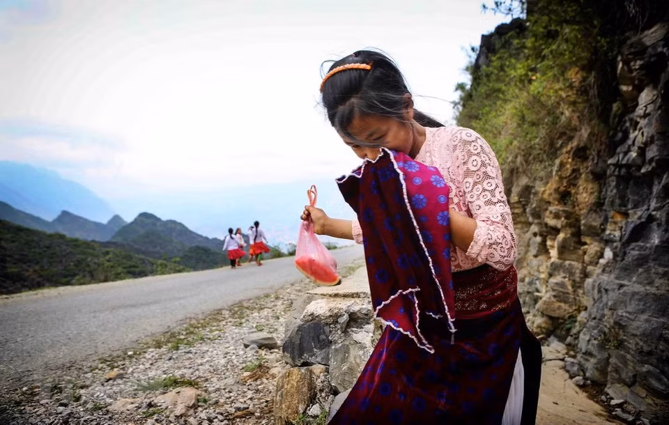 A young woman on her way to Khau Vai love market (Photo: VNA)