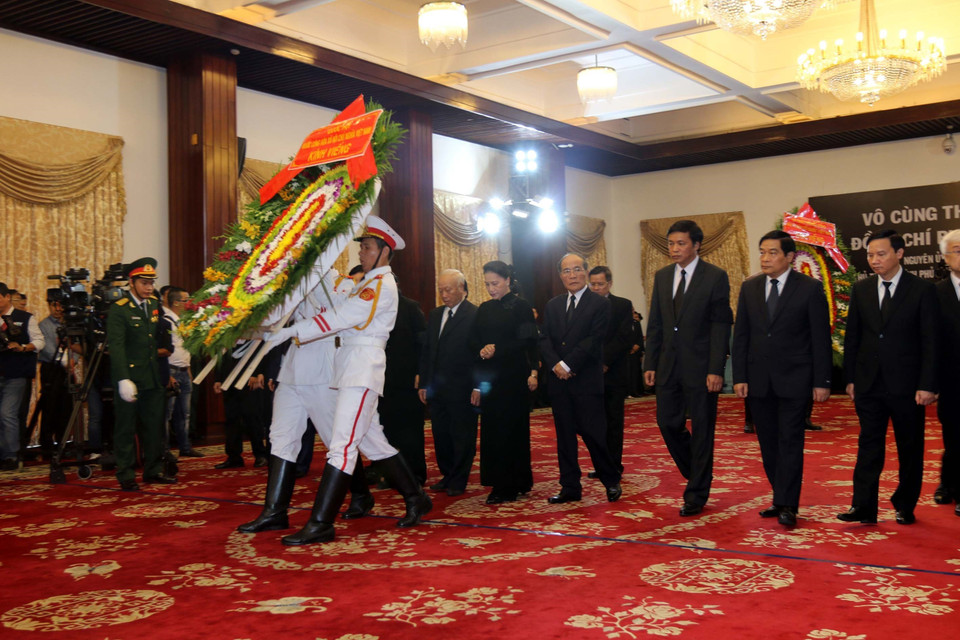 A delegation of the National Assembly led by Chairwoman Nguyen Thi Kim Ngan pays tribute to the late Government leader (Photo: VNA)