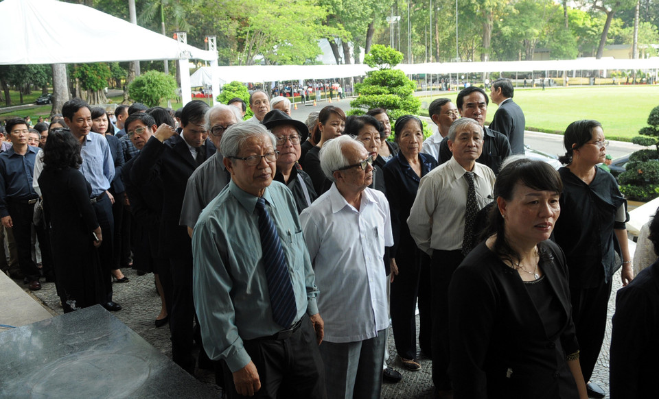 People in HCM City wait to pay homage to late Prime Minister Phan Van Khai (Photo: VNA)